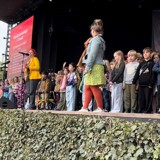 Hundredvis af Syngende Børn